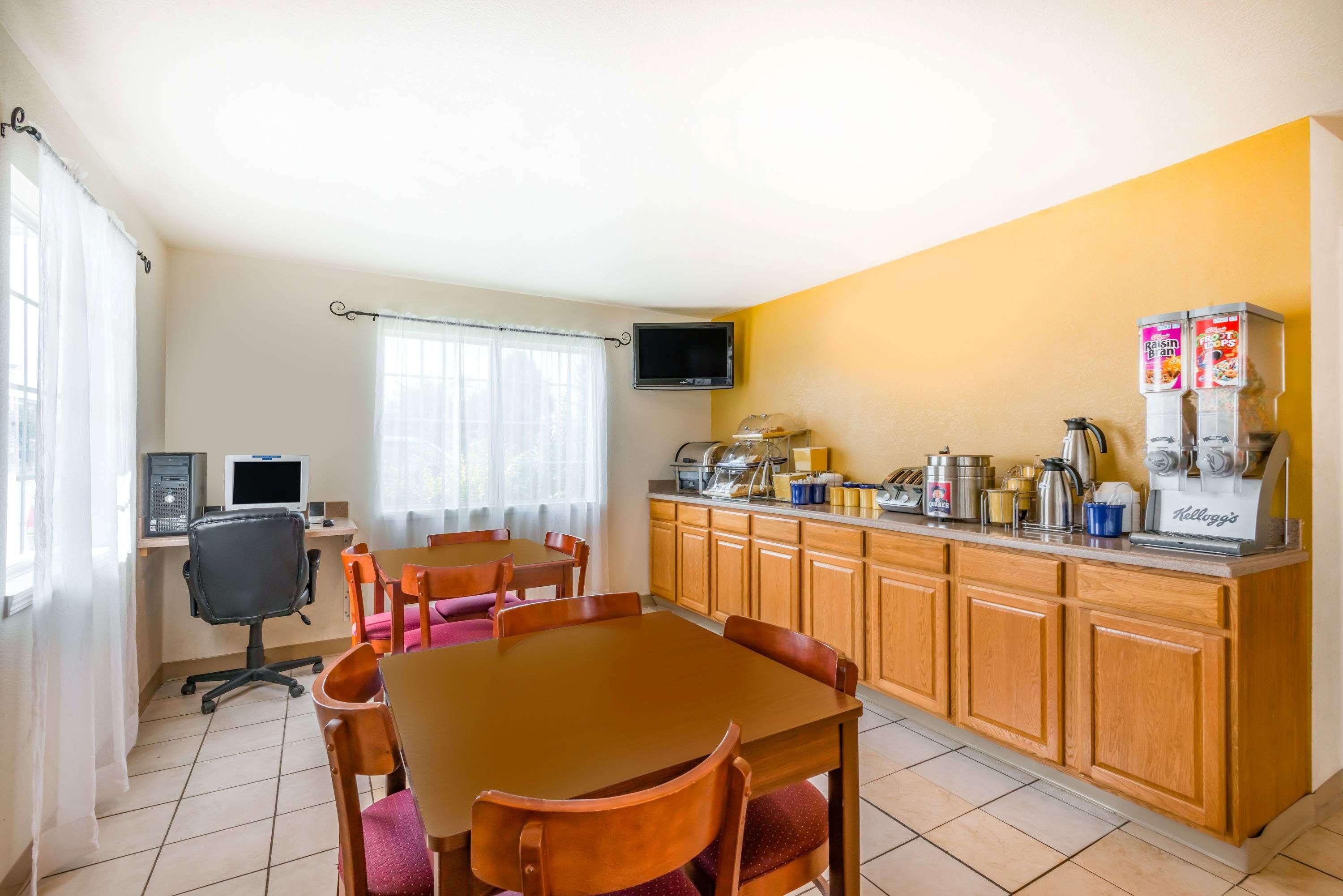 Days Inn By Wyndham Andover Exterior photo