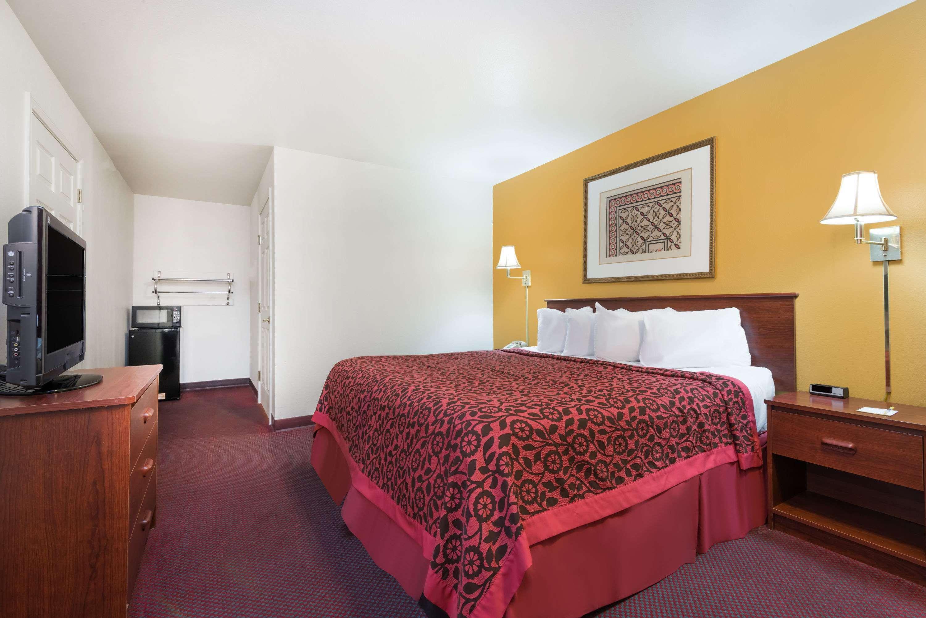 Days Inn By Wyndham Andover Exterior photo